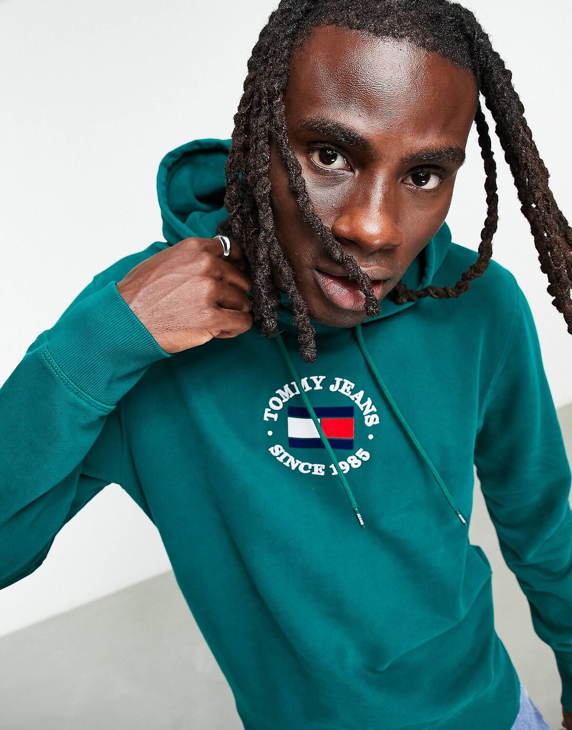 

Выбеленное зеленое худи с классическим логотипом Tommy Jeans