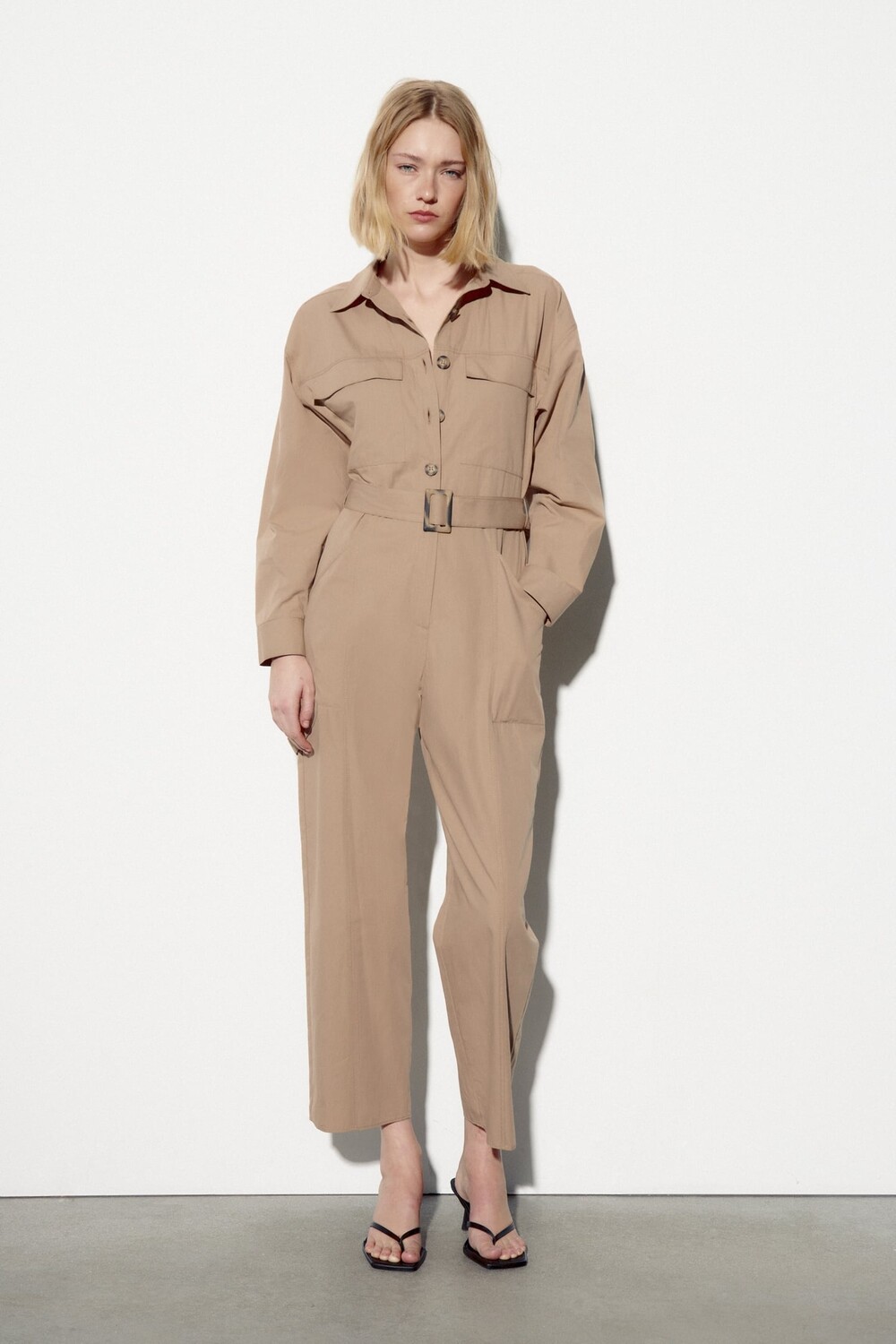 

Комбинезон с поясом ZARA, кэмел