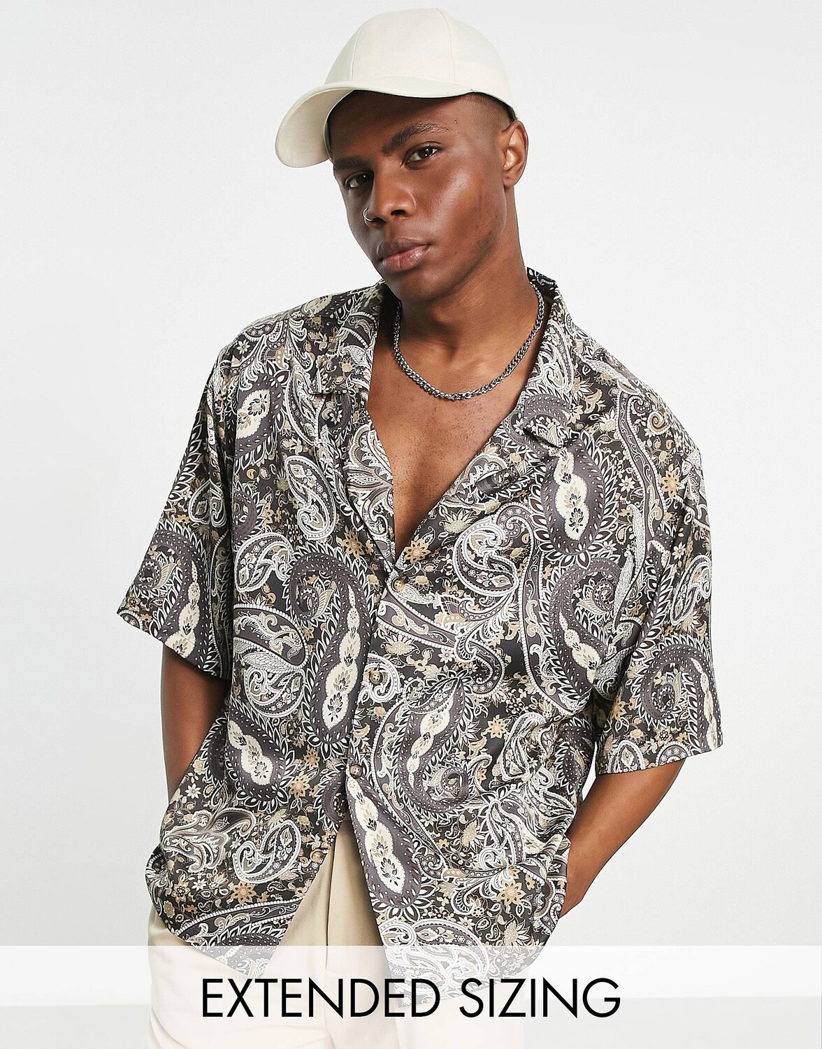 

Серая атласная рубашка с принтом пейсли и приспущенными плечами ASOS DESIGN