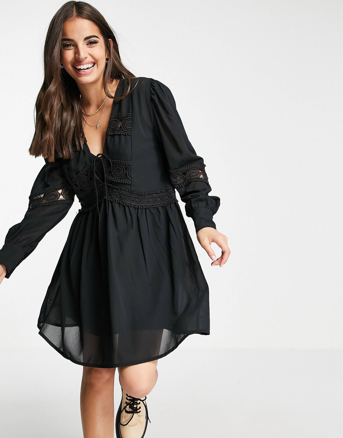 

Черное платье мини с кружевными вставками ASOS DESIGN