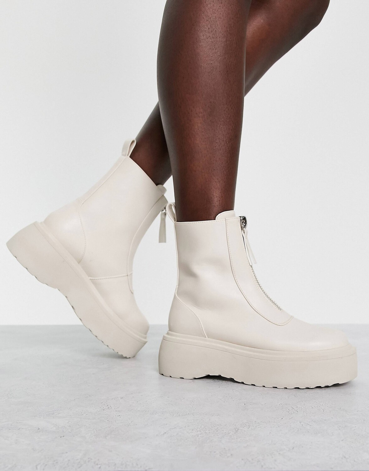 

Белые массивные ботильоны с молнией спереди ASOS DESIGN Amsterdam