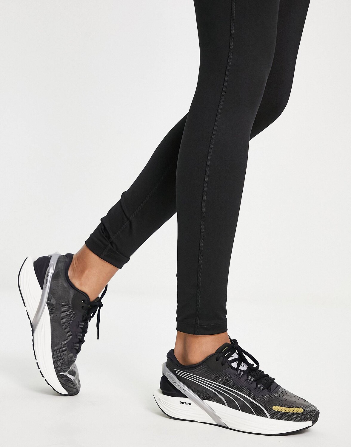 

Черно-белые кроссовки Puma Running XX Nitro