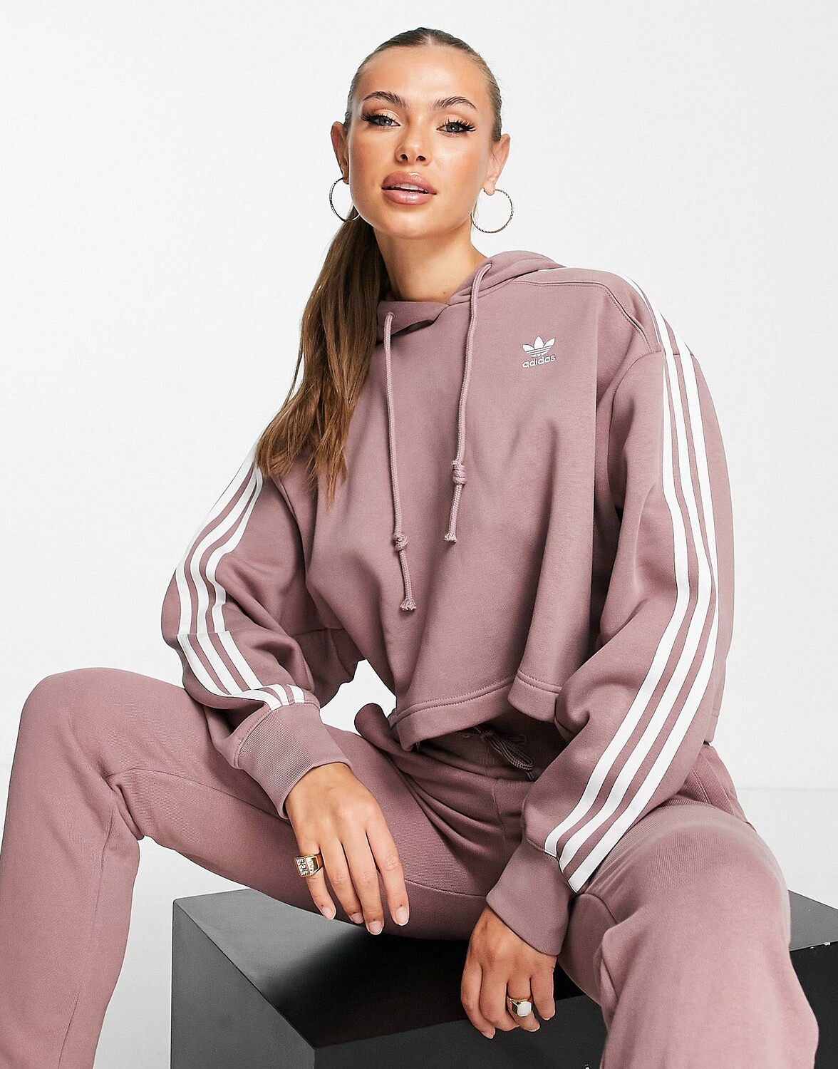

Укороченная худи adidas Originals adicolor из чудо-оксида