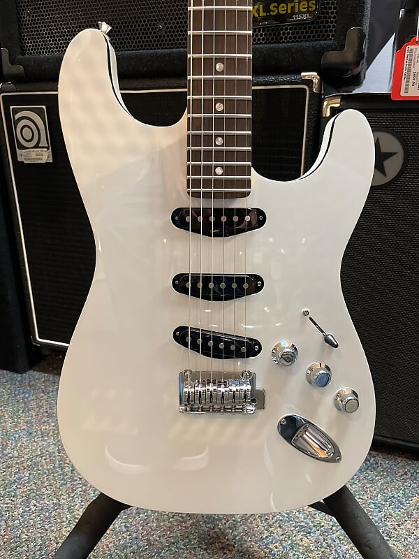 

Fender Aerodyne Special Stratocaster Bright White с сумкой