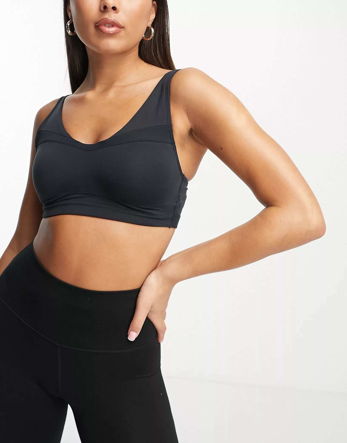

Черный спортивный бюстгальтер Under Armour SmartForm Evolution Mid support
