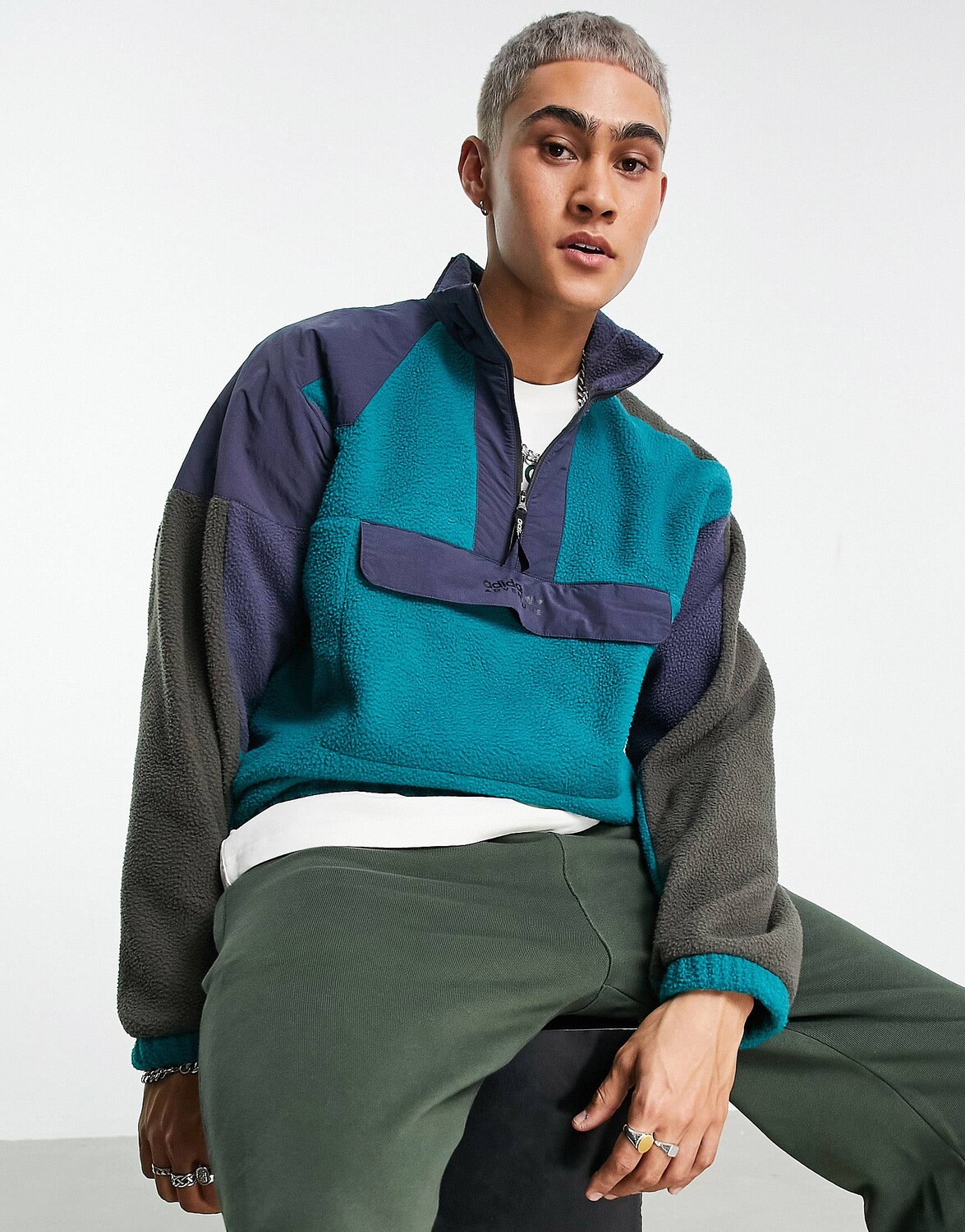 

Флисовая футболка adidas Originals Adventure в стиле колор-блок 1/4 бирюзового цвета с большим карманом