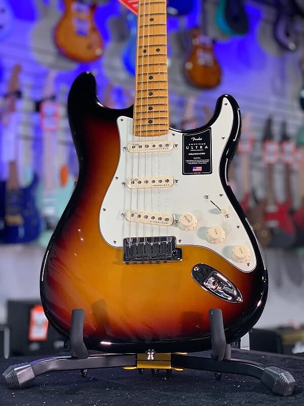 

Гитара Fender American Ultra Stratocaster *PLEK'D & SETUP*, коричневый/белый