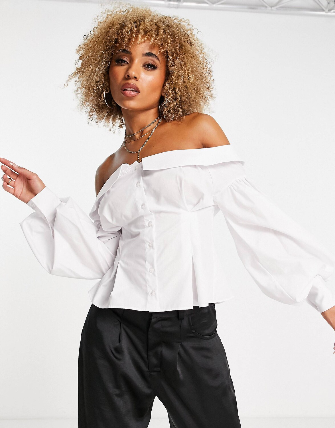 

Рубашка цвета слоновой кости с открытыми плечами и объемными рукавами ASOS DESIGN