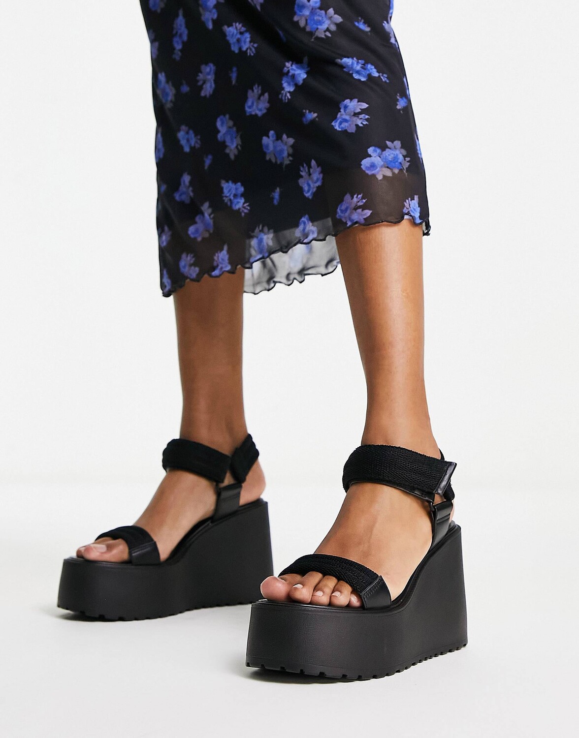 

Массивные сандалии на танкетке Asos Design Trina, черный