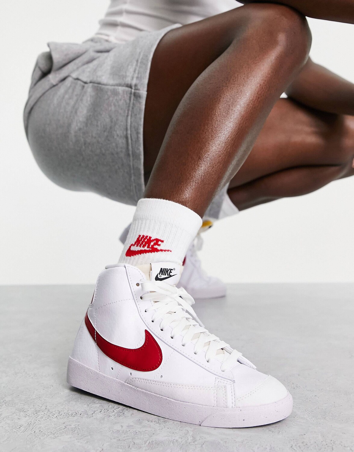 

Бело-красные кроссовки Nike Blazer Mid '77 Next