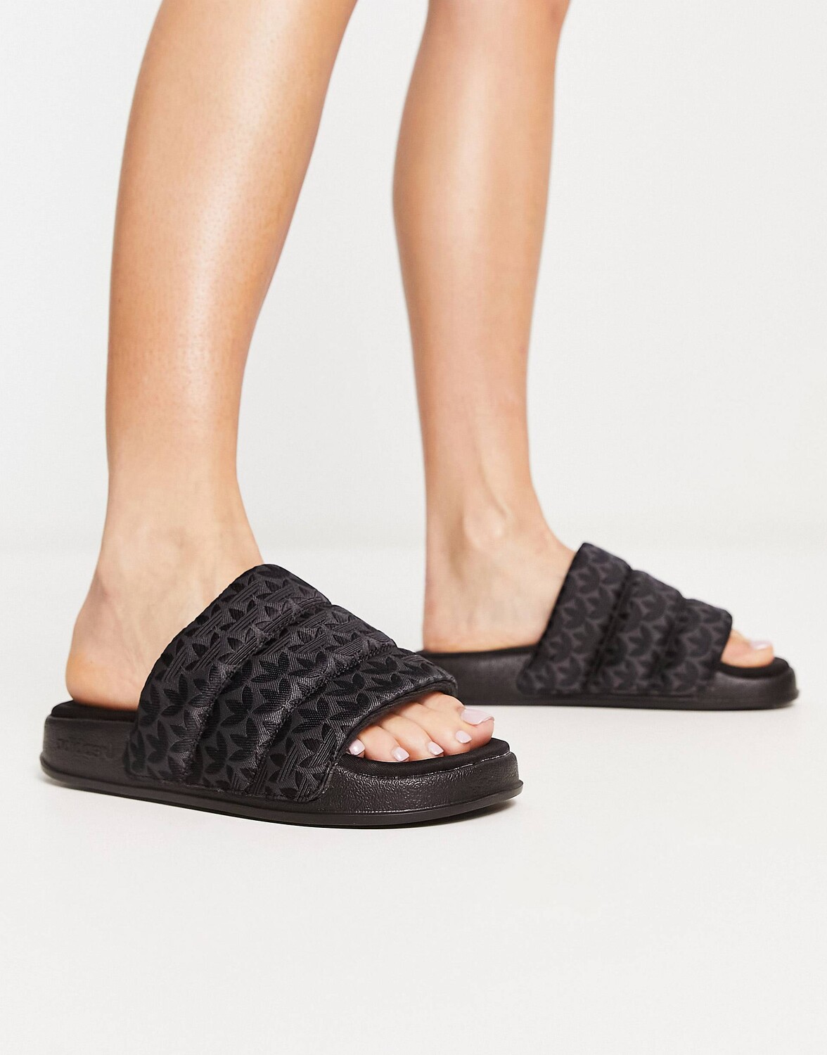 

Черные массивные шлепанцы adidas Originals Adilette