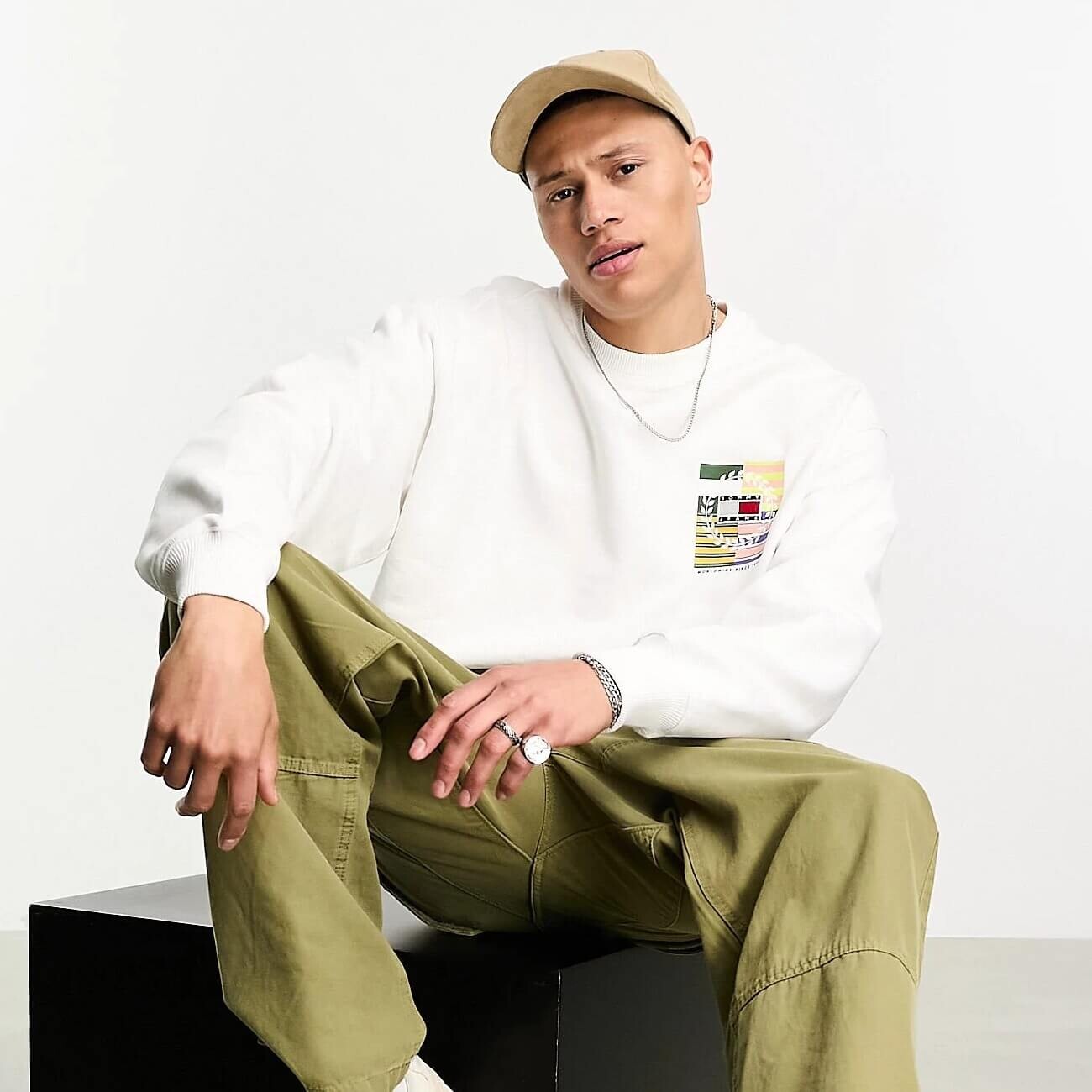 

Свитшот Tommy Jeans Boxy Graphic, белый