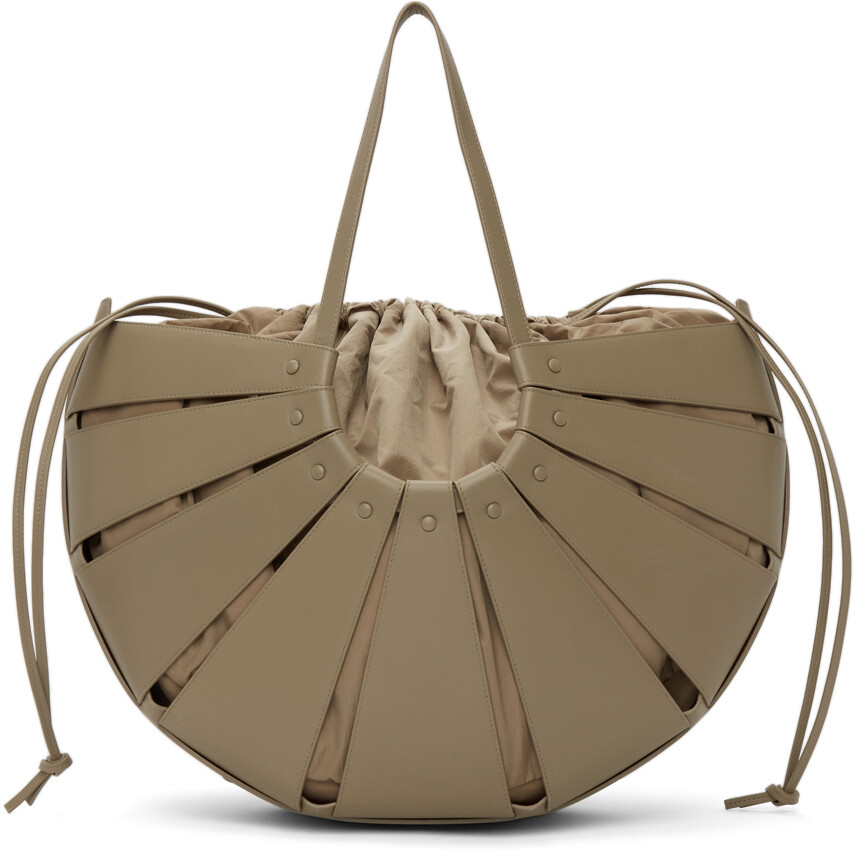 

Серо-коричневая большая объемная сумка-тоут The Shell Bottega Veneta