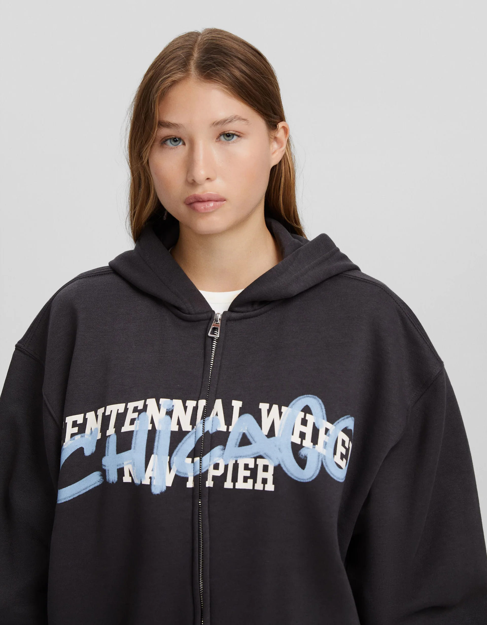 Худи Bershka Printed Oversize Zip-up, темно-серый – заказать по выгодной  цене из-за рубежа в «CDEK.Shopping»