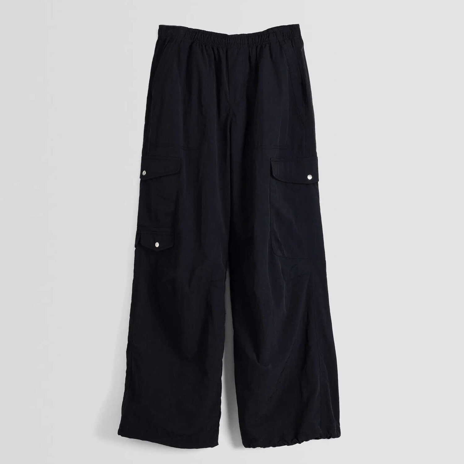 

Брюки Bershka Nylon Parachute With Pockets, черный