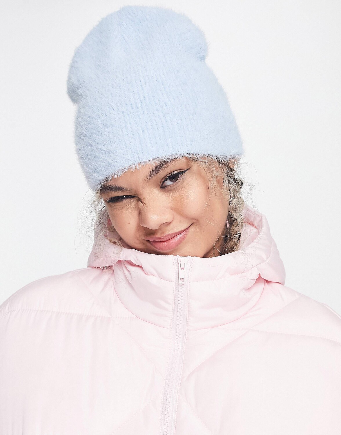 

Голубая пушистая шапка унисекс с черепом ASOS DESIGN
