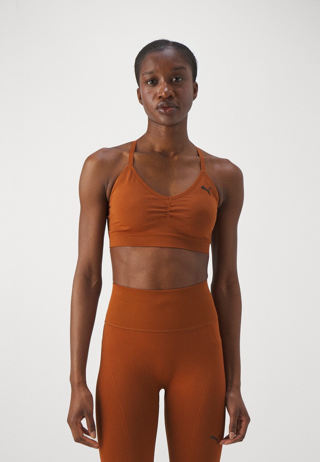 

Спортивный бюстгальтер с легкой поддержкой MOVE SHAPELUXE SEAMLESS BRA Puma, цвет teak