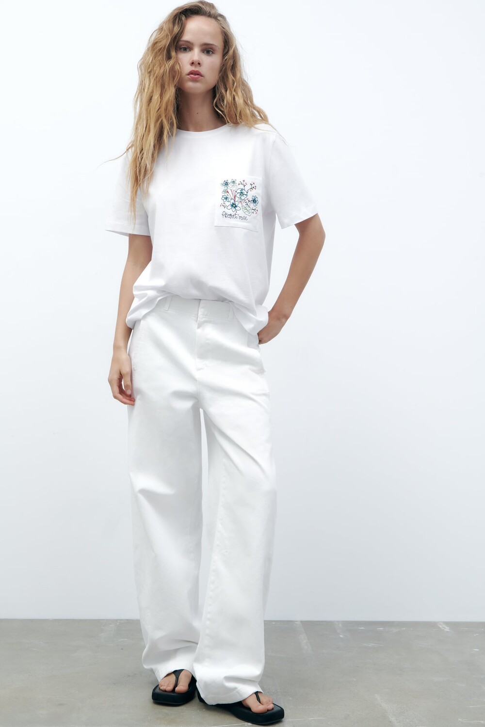 

Футболка с цветочной вышивкой ZARA, белый
