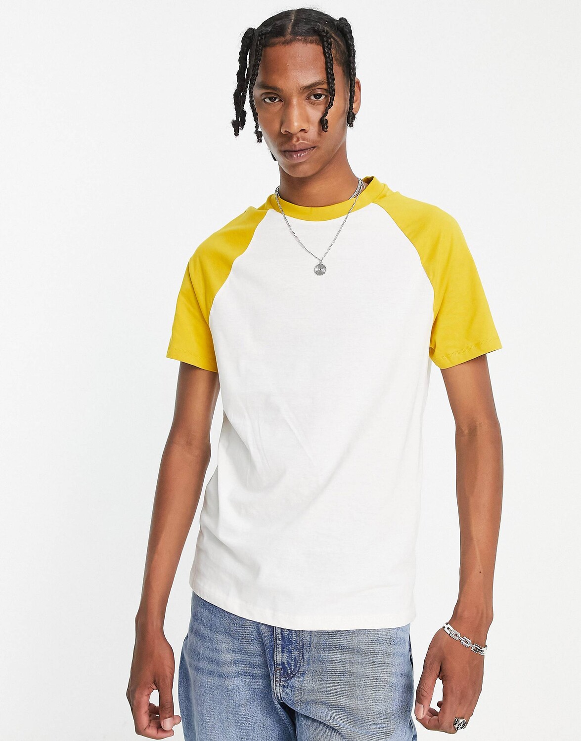 

Белая футболка с горчичным контрастным рукавом ASOS DESIGN