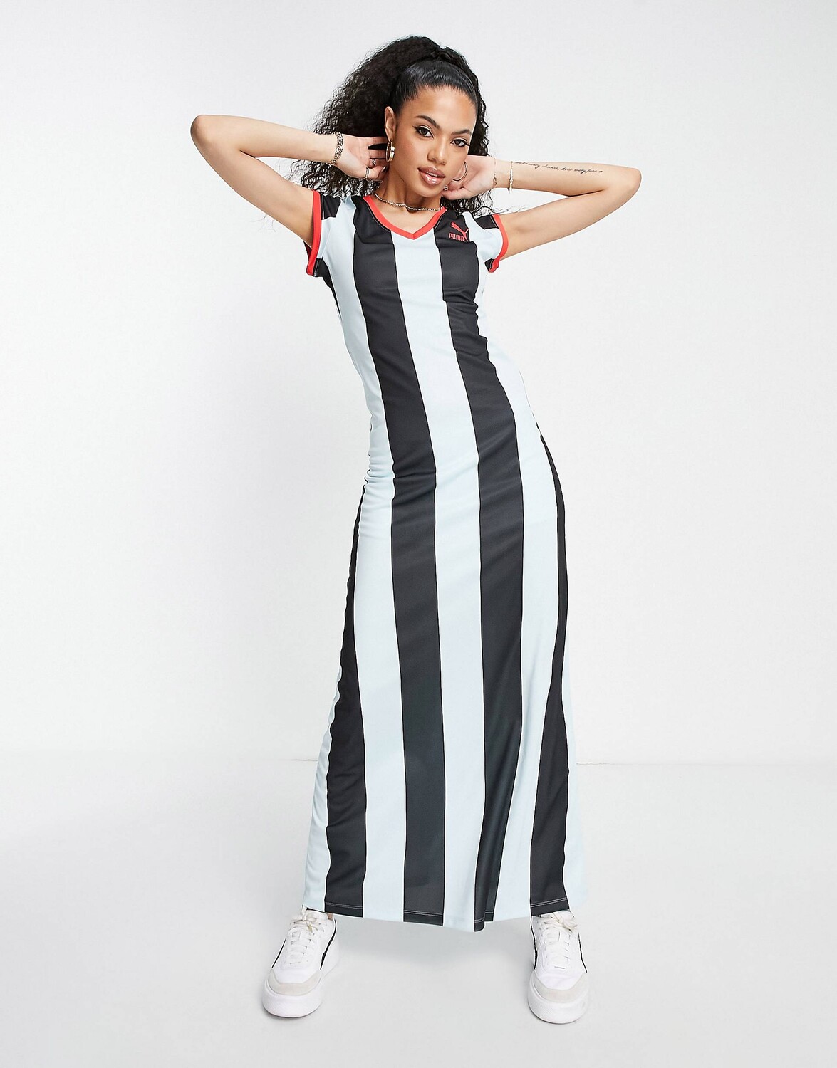 

Светящееся синее платье в полоску PUMA x DUA LIPA