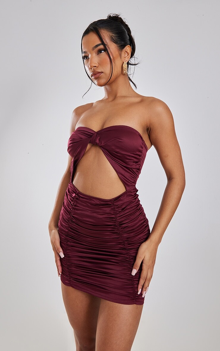 

PrettyLittleThing Сливовое атласное облегающее платье-бандо со сборками