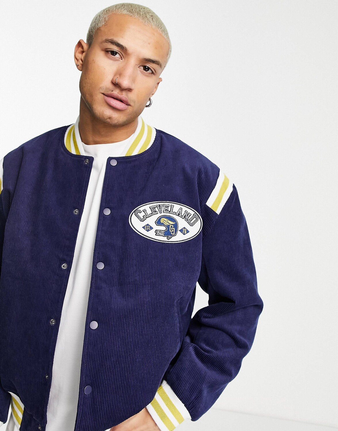 

Темно-синий вельветовый бомбер с контрастной отделкой ASOS DESIGN