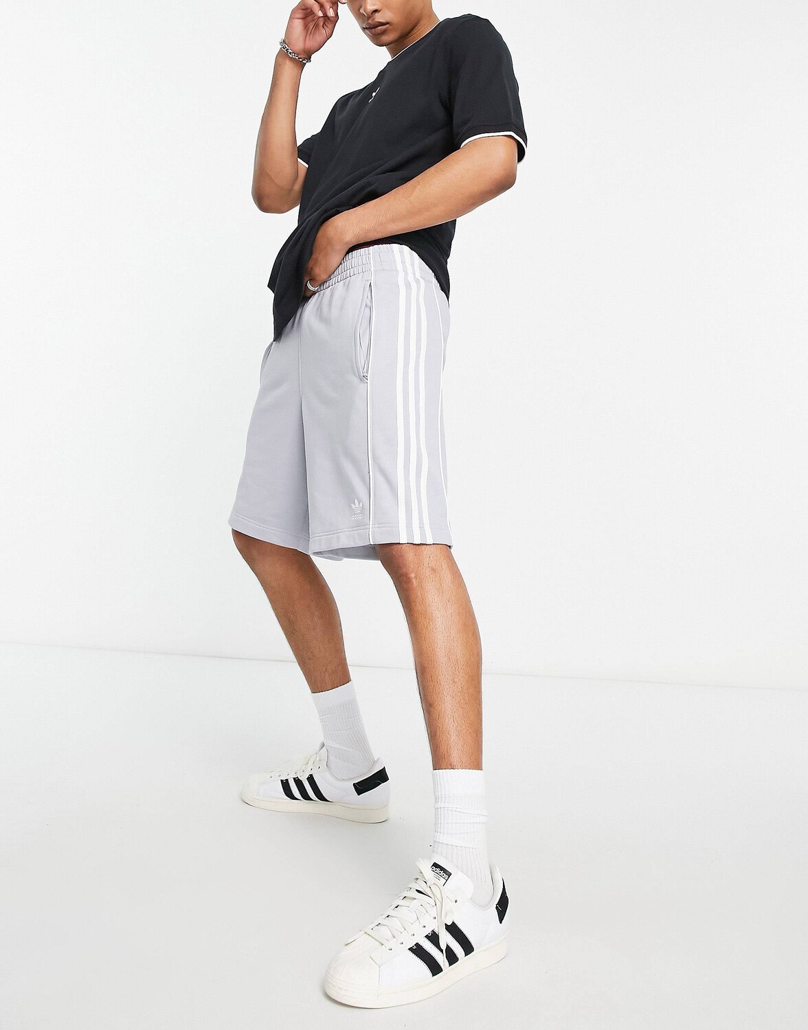 

Серые шорты с 3 полосками и логотипом adidas Originals Rekive