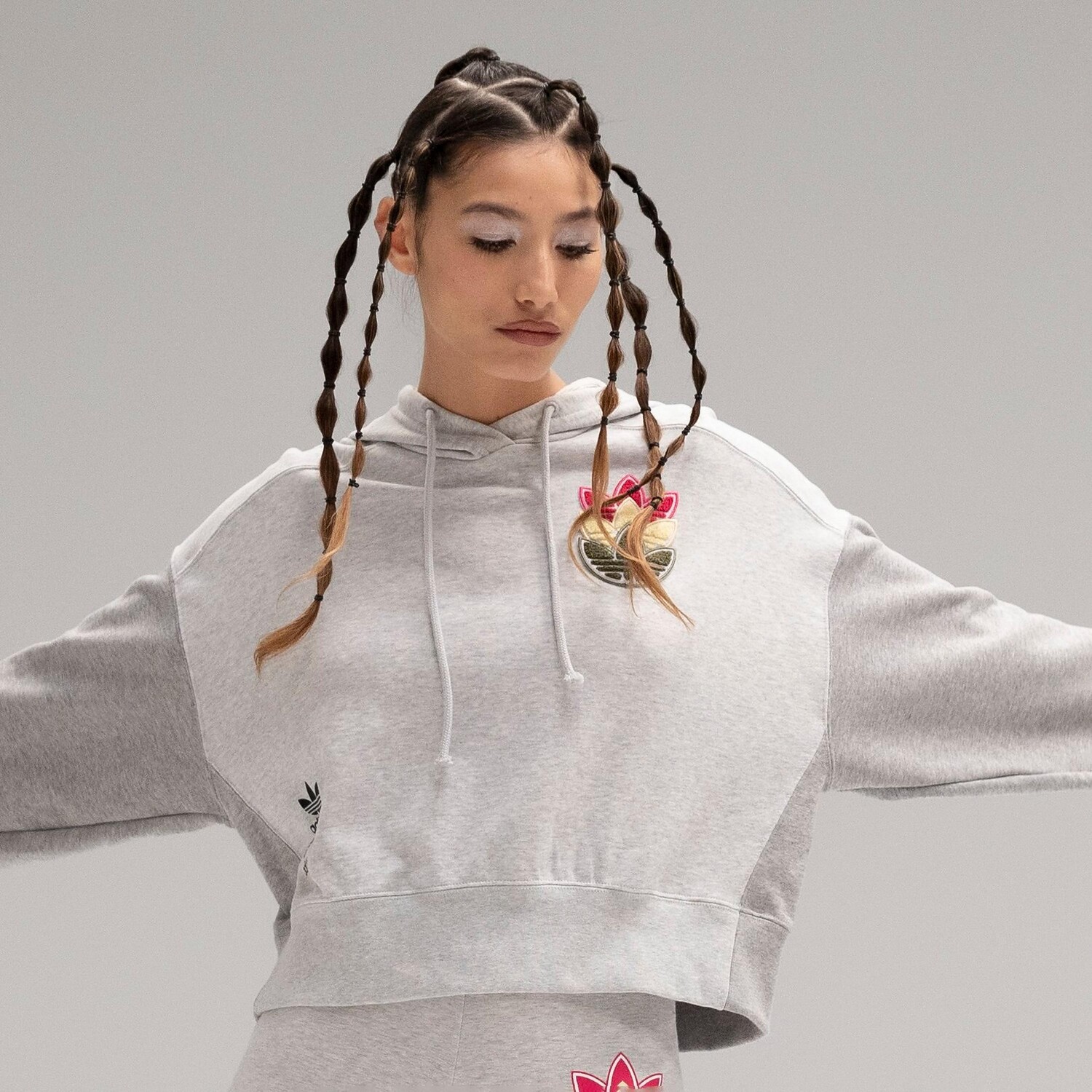 

Женская укороченная худи Adidas Originals Logo Play, серый