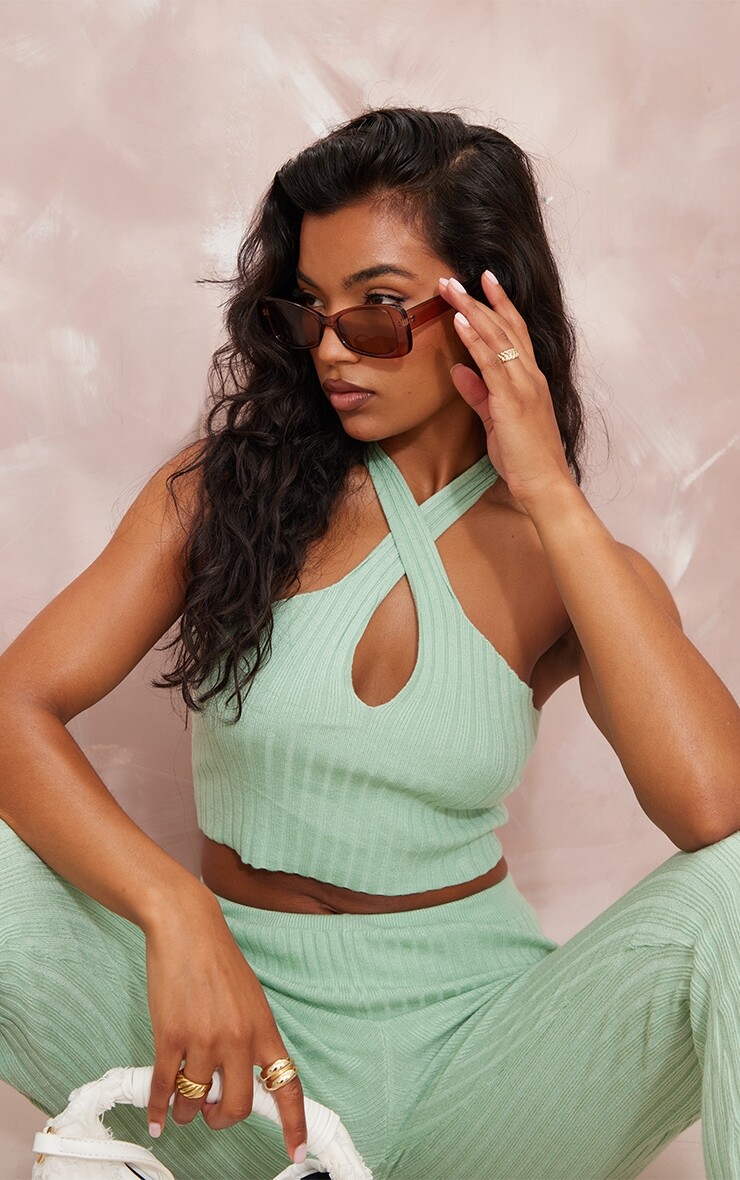 

PrettyLittleThing Мягкий трикотажный топ с бретелькой на бретельках в широкую рубчику Sage