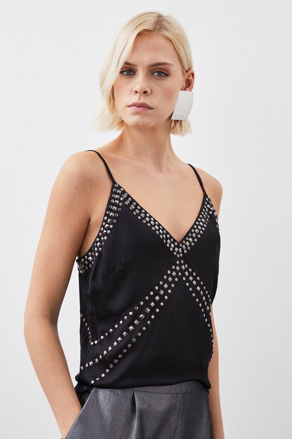 

Атласный тканый топ на бретельках с декором и заклепками Karen Millen, черный