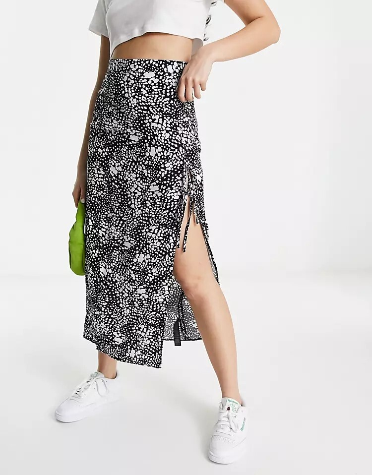 

Юбка миди с бантом и разрезом на бедрах с одноцветным принтом ASOS DESIGN, черно-белый