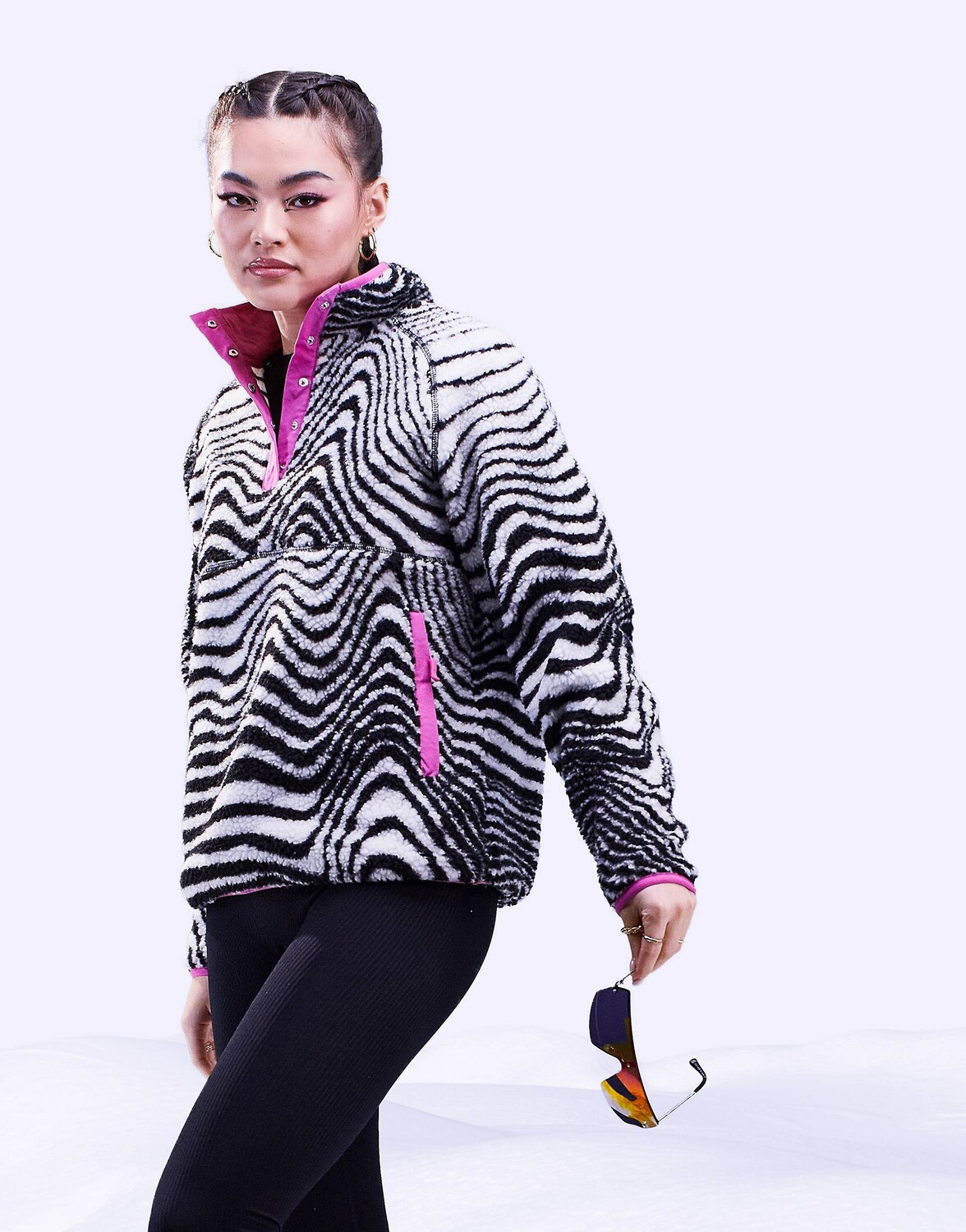 

Толстовка ASOS 4505 ski borg с монохромным принтом и контрастной отделкой, Белый