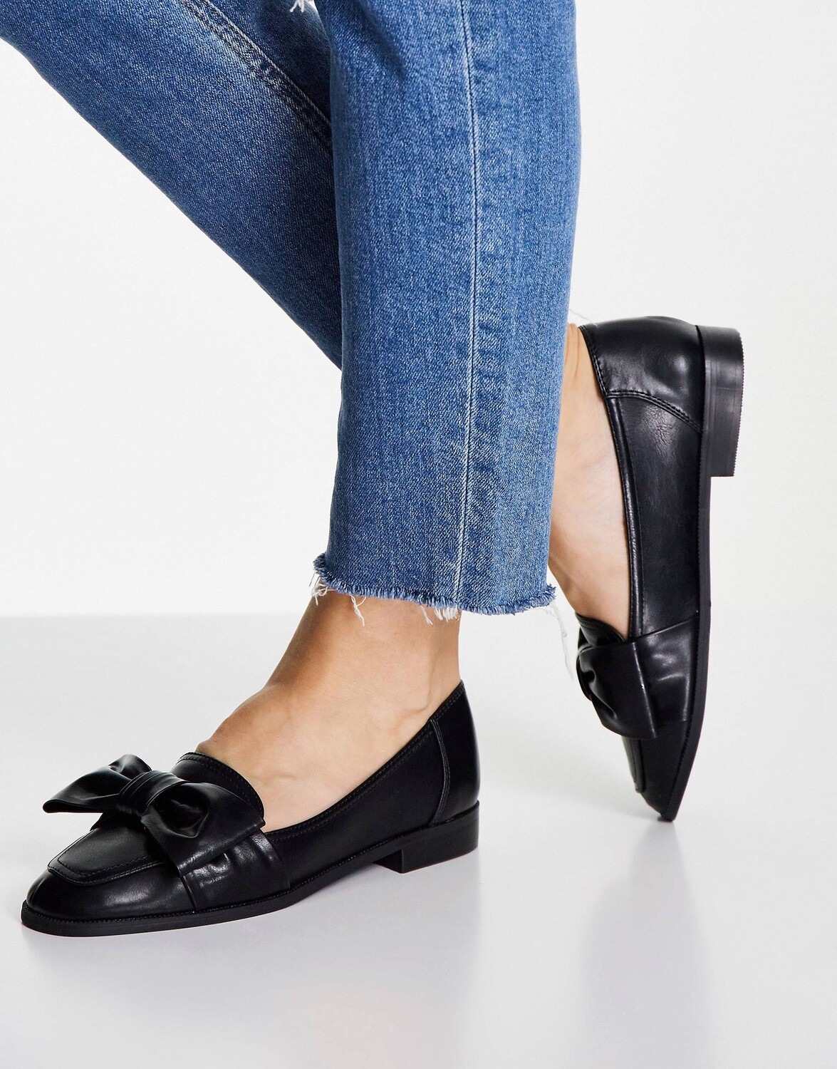Лоферы с бантом. Мюли wide Fit ASOS С бантом. Черно белые лоферы. Морковные лоферы лук