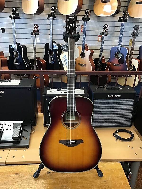 

Yamaha FG-TA TransAcoustic Dreadnought 2010-х годов - коричневые солнечные лучи