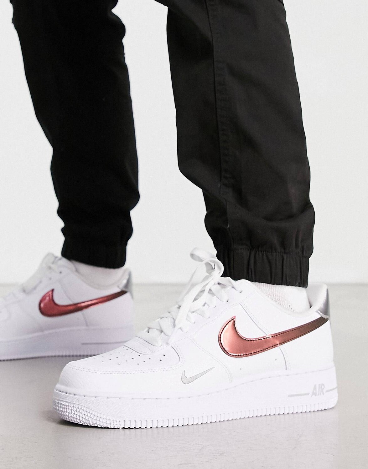 

Белые кроссовки Nike Air Force 1 '07 с металлизированной галочкой
