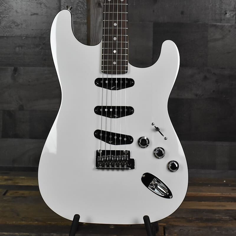 

Fender Aerodyne Special Stratocaster — ярко-белый с сумкой для переноски