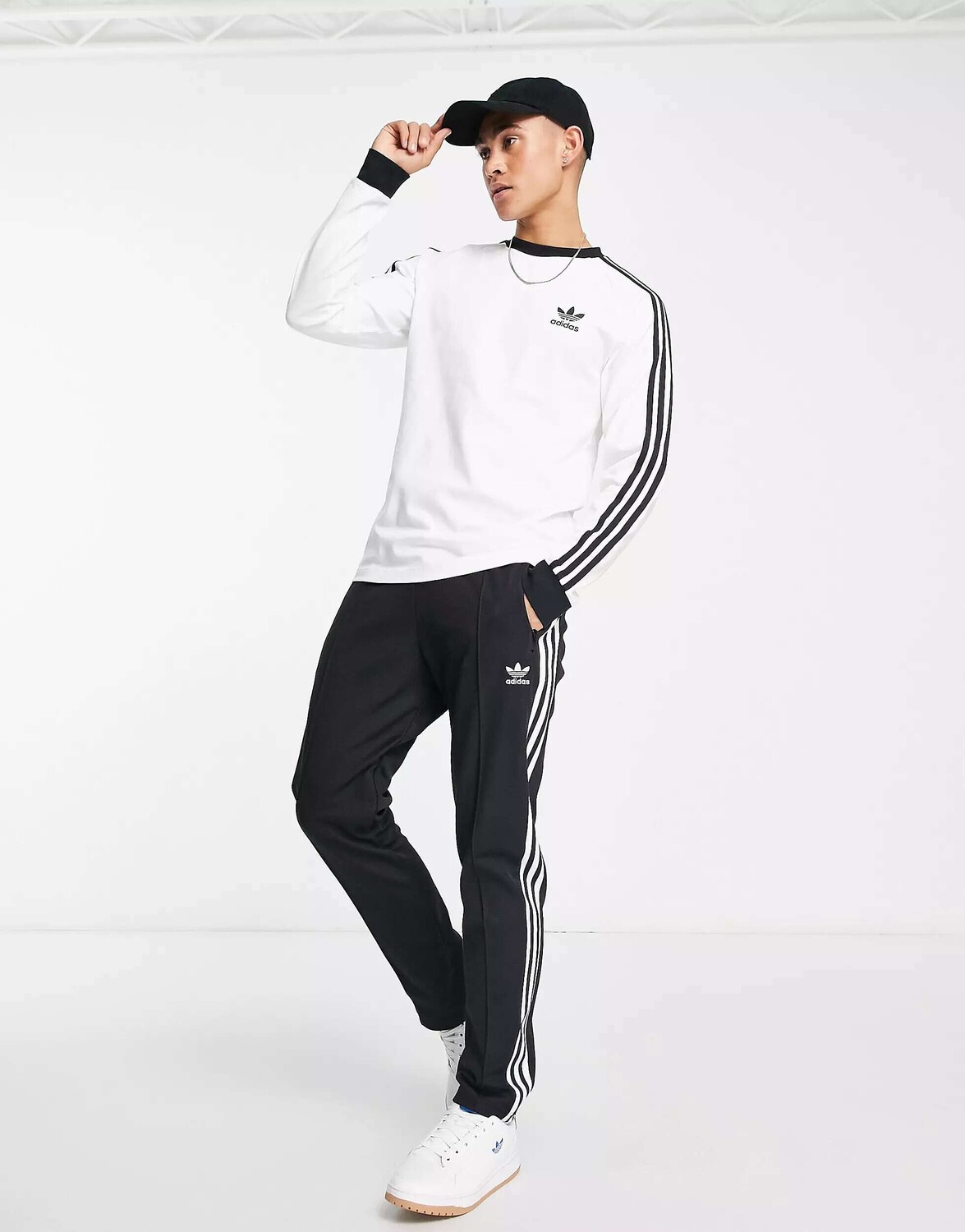 

Белая футболка с длинными рукавами и тремя полосками adidas Originals Essentials, Белый