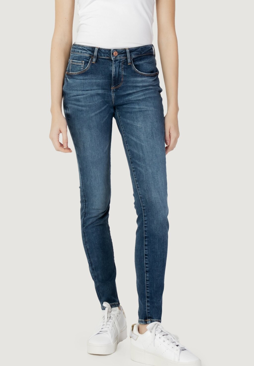 

Джинсы облегающего кроя Guess