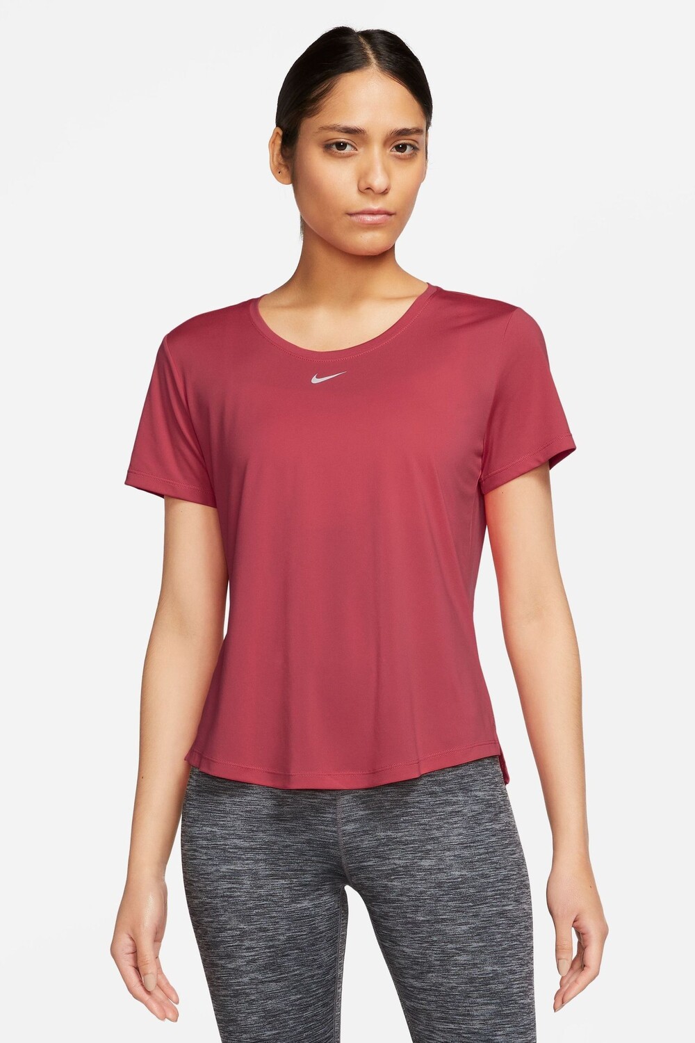 

Одна тренировочная футболка Nike, красный