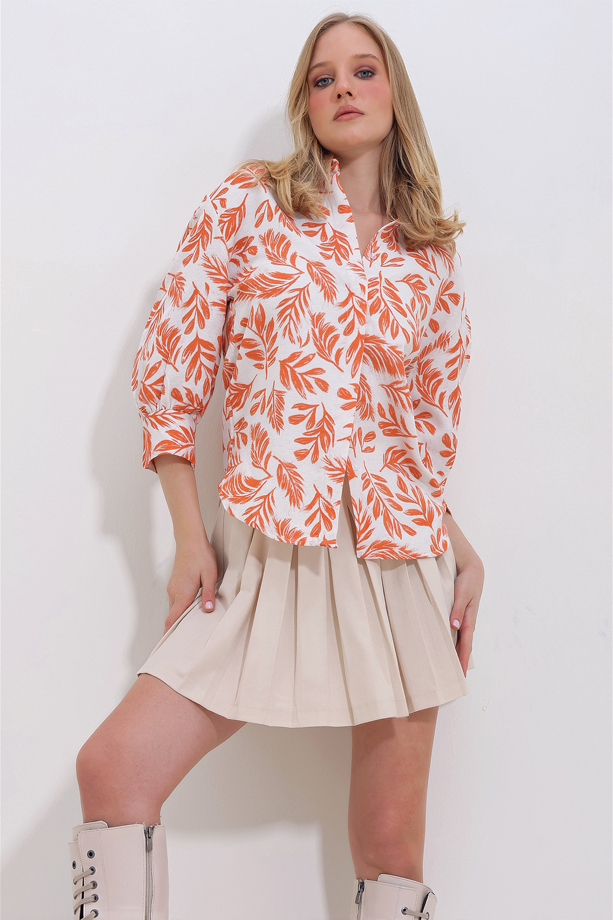 Женская льняная рубашка с оранжевыми листьями и воздушными рукавами со скрытой планкой Trend Alaçatı Stili, оранжевый