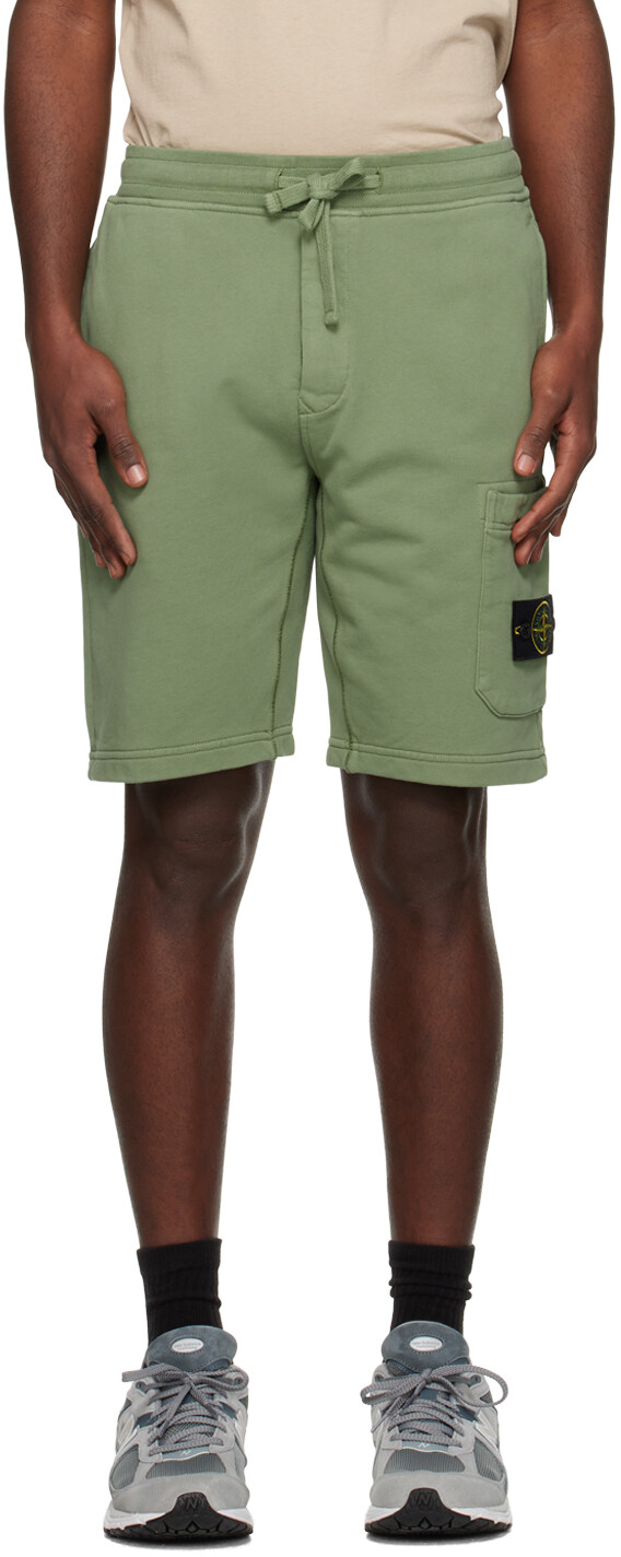 

Зеленые шорты с нашивками Stone Island