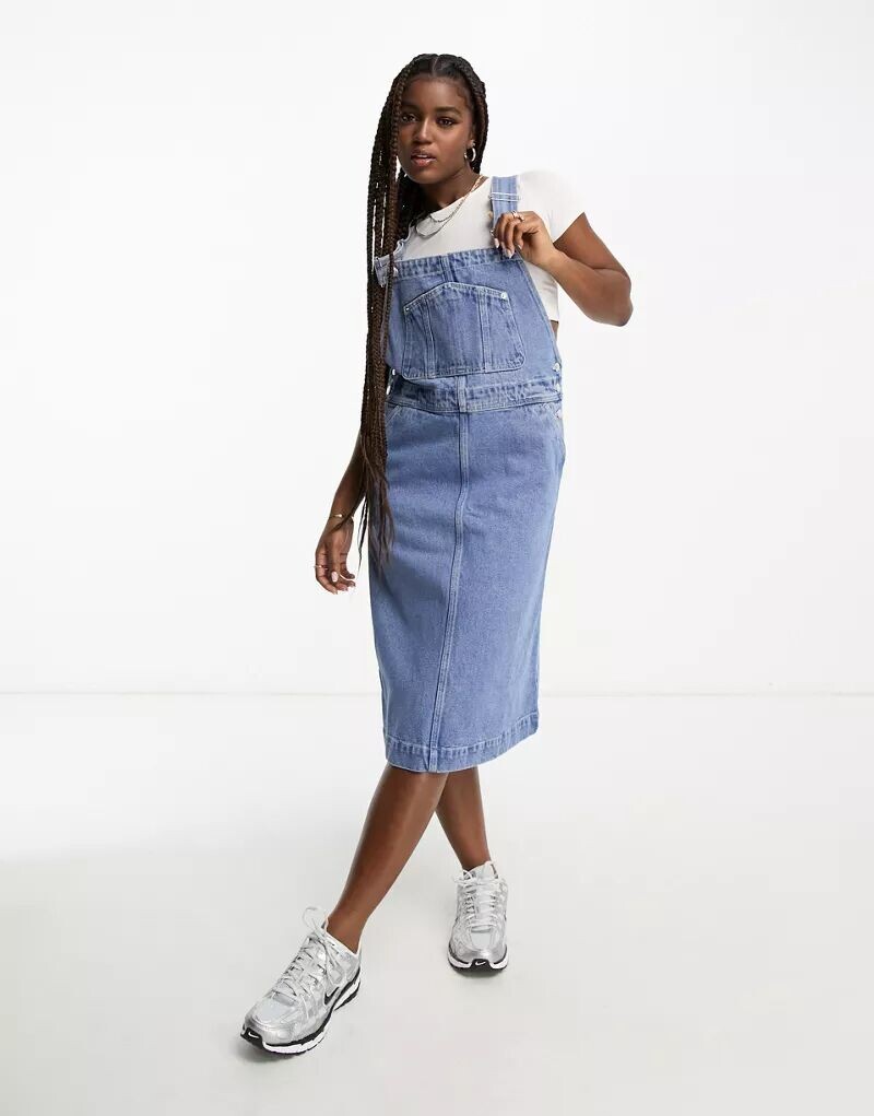 

Голубое джинсовое платье миди Monki Dungaree
