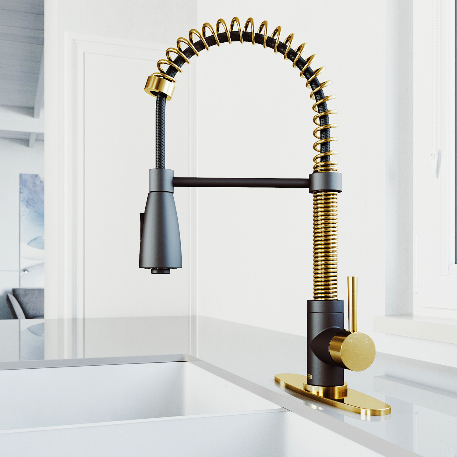 

Смеситель для кухни Vigo Brant Pull-Down Spray с накладкой, gold / matte black
