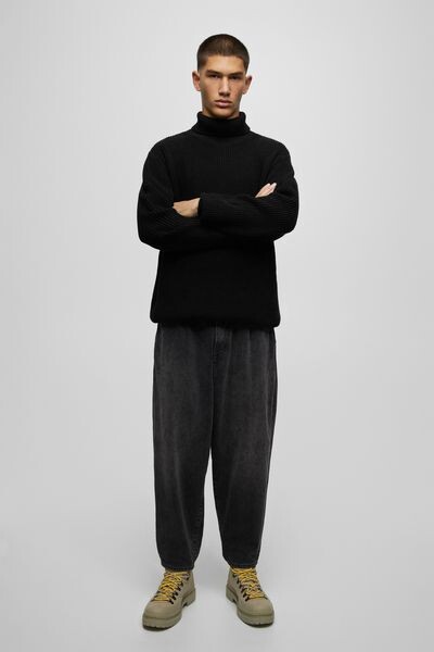 

Черные джинсы свободного кроя со складками PULL&BEAR