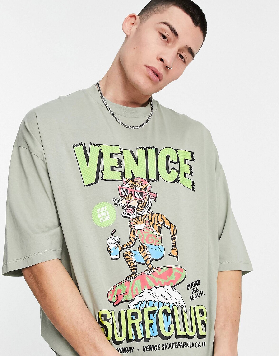 

Футболка оверсайз цвета хаки с мультяшным принтом спереди и сзади ASOS DESIGN