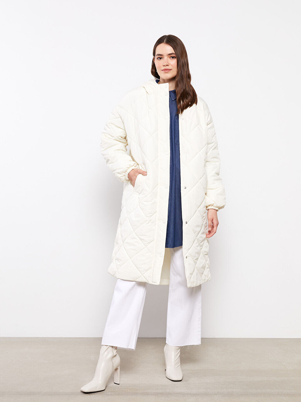 

Женский пуховик с капюшоном и стеганым узором с длинным рукавом LCW Modest, Белый