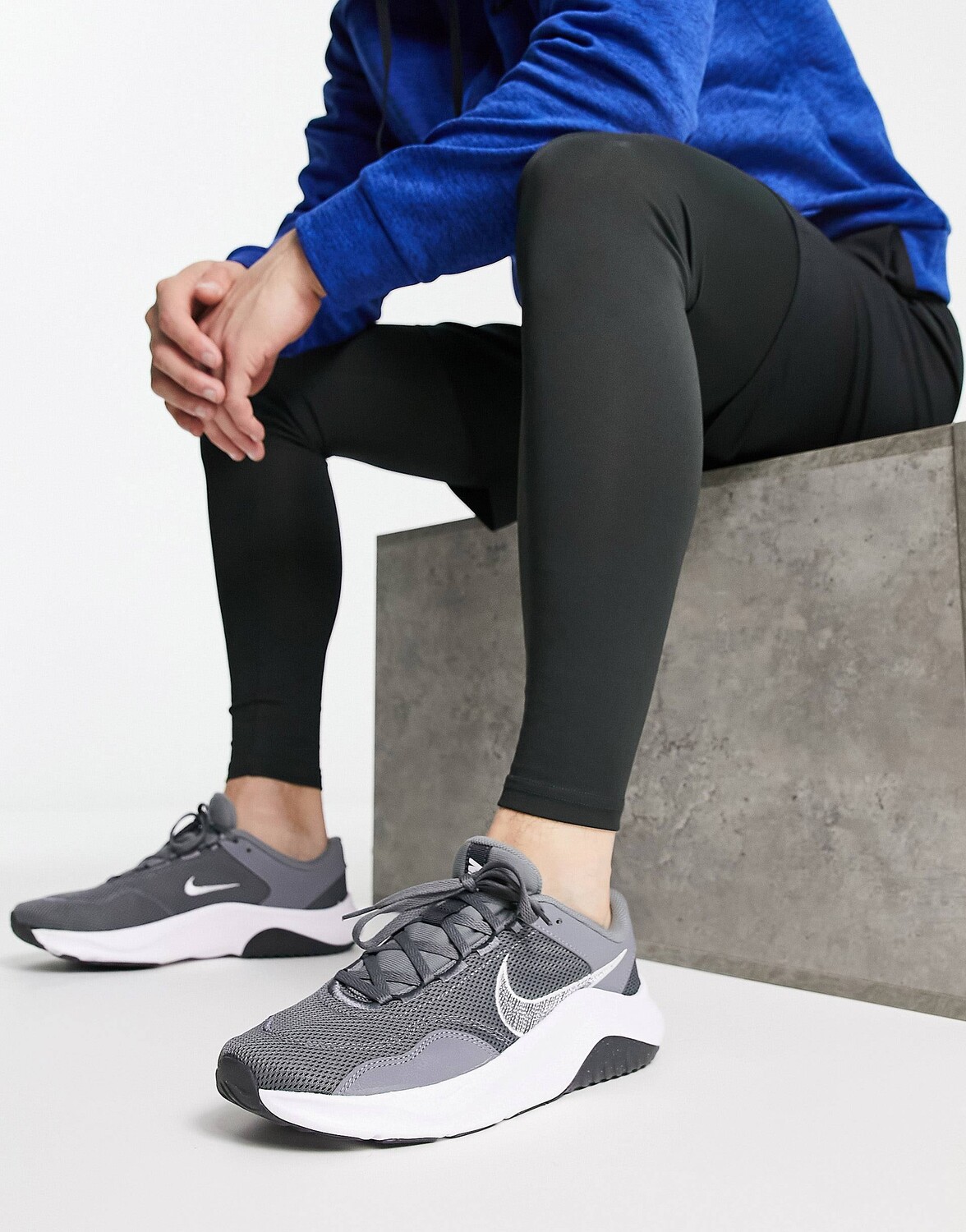 

Темно-серые кроссовки Nike Training Legend Essential 3, Серый