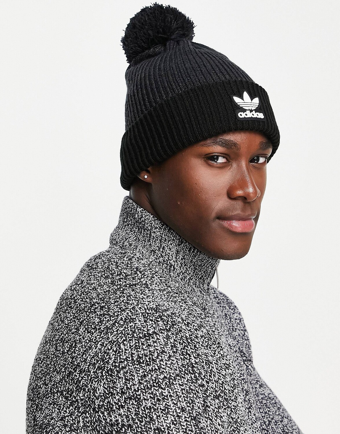 

Черная шапка с помпоном и логотипом на манжетах adidas Originals Adicolor
