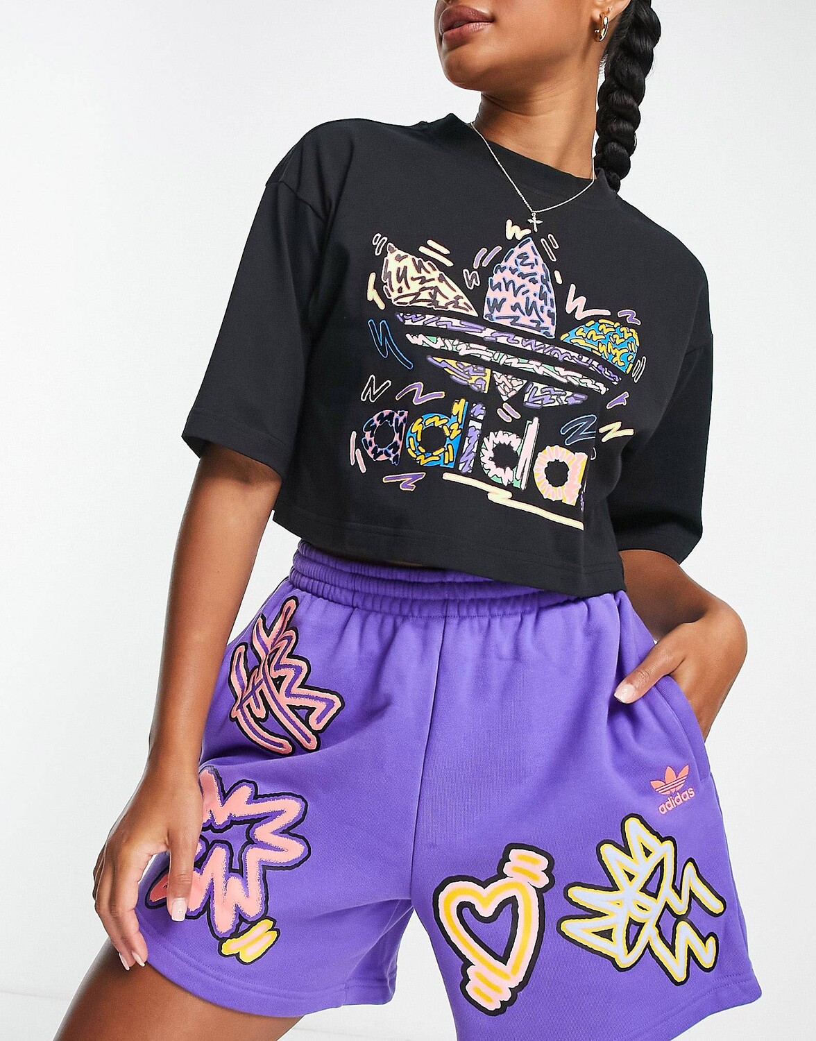 

Черная укороченная футболка adidas Originals Pride с принтом Love Unites, Черный