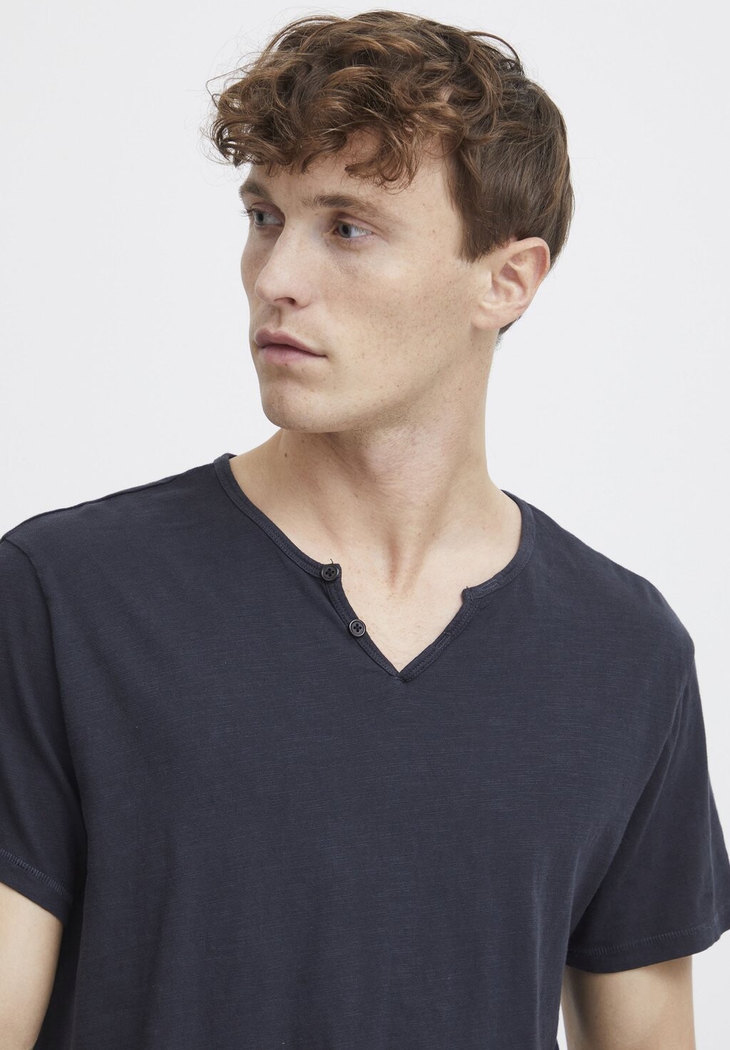 

Базовая футболка Bhashton Split Neck Blend, черная
